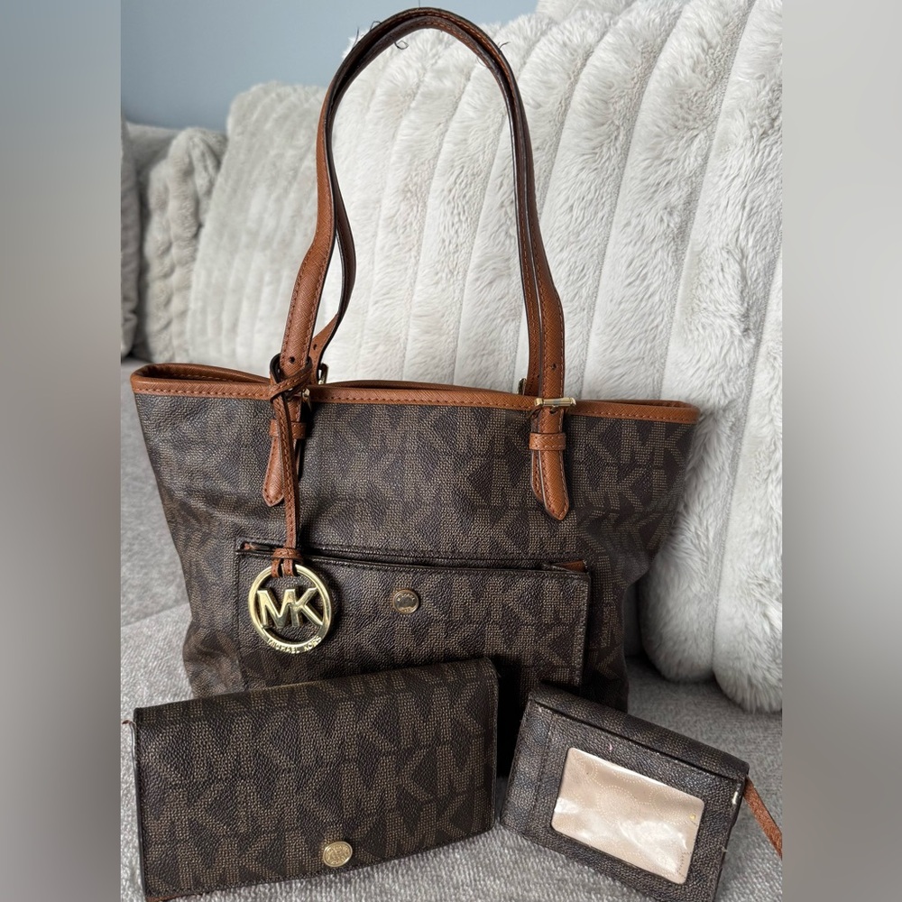 Michael Kors Brown/Tan Trim MK Logo Tote Set w/Wallet & Key Chain wallet.